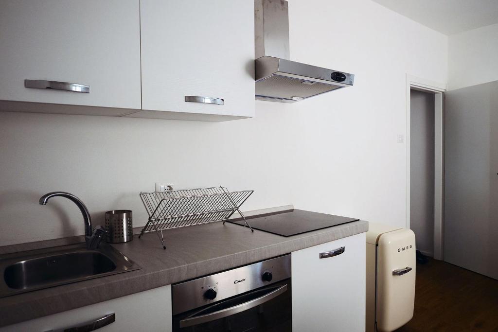 Kuchyň nebo kuchyňský kout v ubytování Marina Apartments