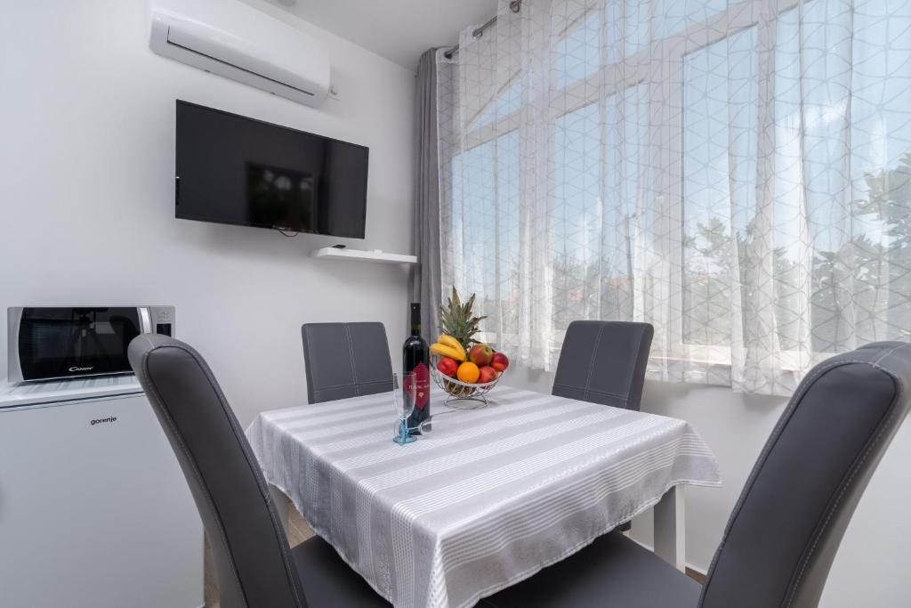 Televízia a/alebo spoločenská miestnosť v ubytovaní Apartman Niksi