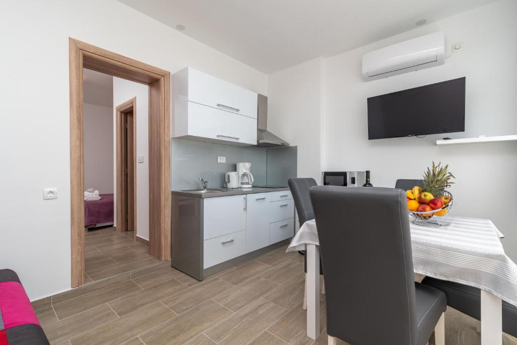 Kuchyňa alebo kuchynka v ubytovaní Apartman Niksi