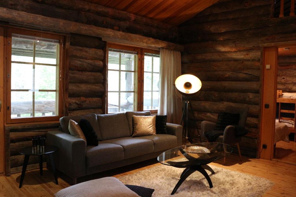 Avatar Kelo Cottage في روكا: غرفة معيشة مع أريكة وطاولة