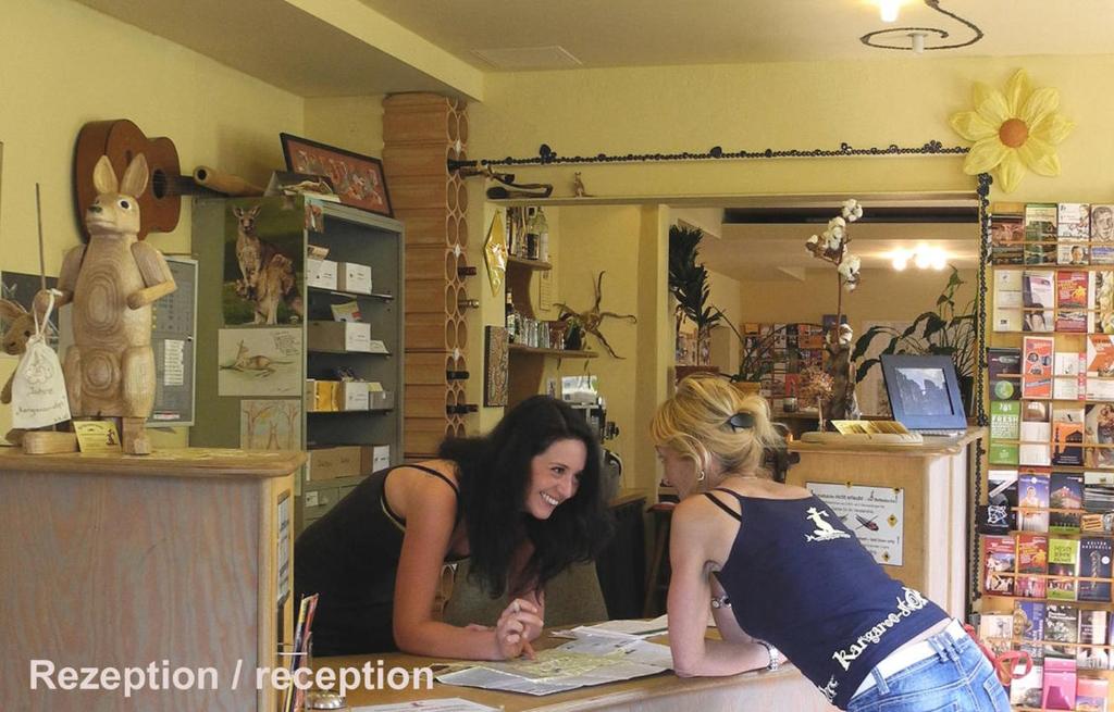 twee vrouwen aan een toonbank in een winkel bij Hostel kangaroo-stop in Dresden