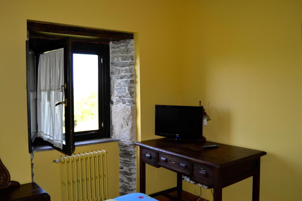 TV a/nebo společenská místnost v ubytování Casa de Baixo