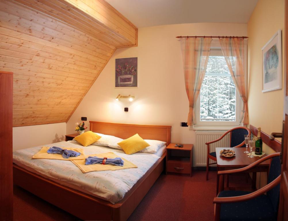 Postel nebo postele na pokoji v ubytování Pension Harrachov