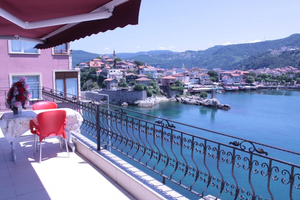 un balcón con vistas a un cuerpo de agua en Boztepe Apart en Amasra