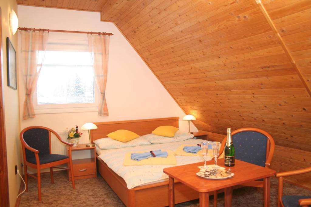 Postel nebo postele na pokoji v ubytování Pension Harrachov