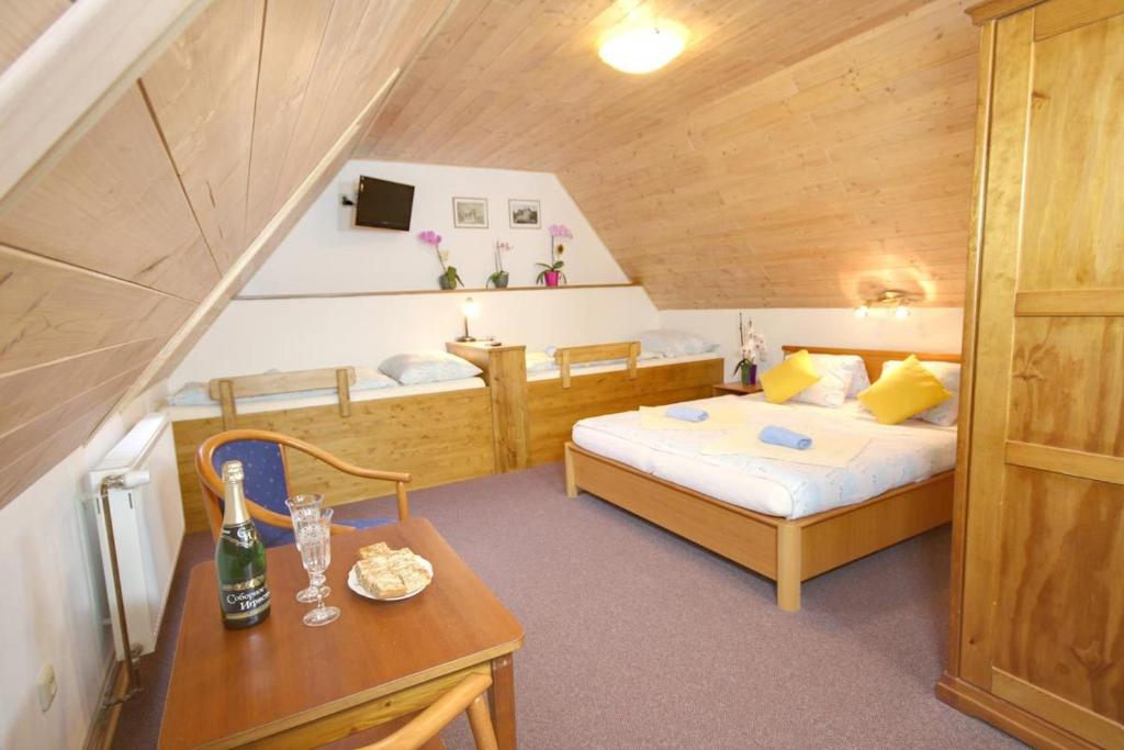 Postel nebo postele na pokoji v ubytování Pension Harrachov