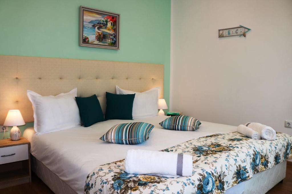 Кровать или кровати в номере Sea Port CELEBRITY Apartment - Lets4Holiday