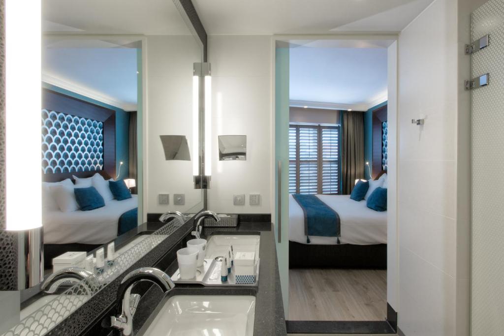 מיטה או מיטות בחדר ב-Hotel Dux