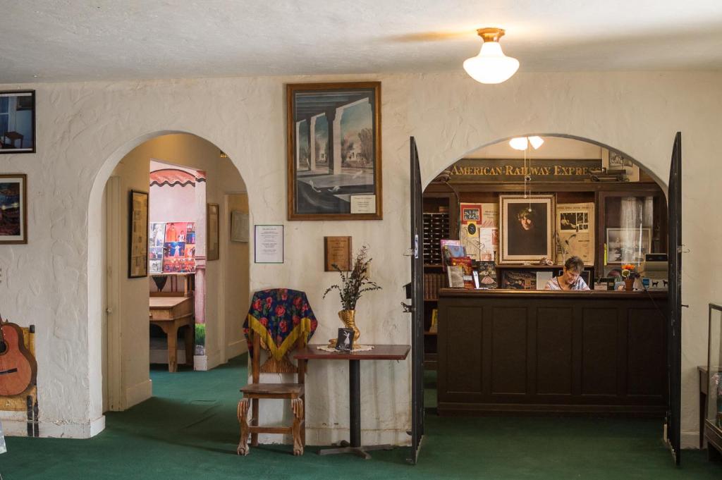 ein Geschäft mit einer Theke und einem Stuhl in einem Zimmer in der Unterkunft Amargosa Opera House & Hotel in Death Valley Junction