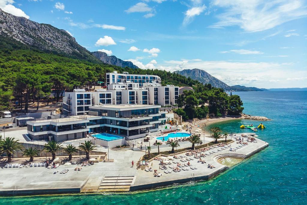 uma vista aérea de um resort sobre a água em MORENIA All Inclusive Hotel em Podaca