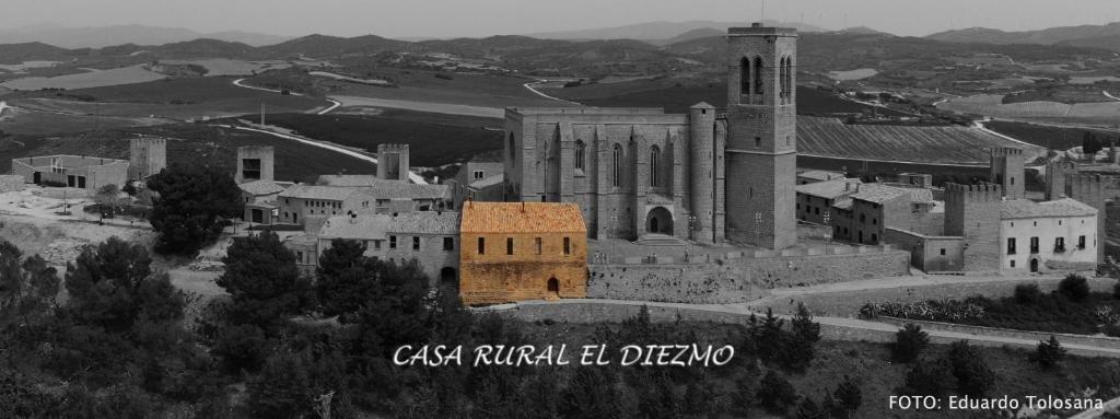 una foto en blanco y negro de un edificio antiguo en El Diezmo, en Artajona