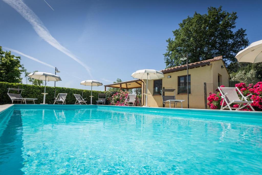 Bazén v ubytování Country House Nonna Rana nebo v jeho okolí