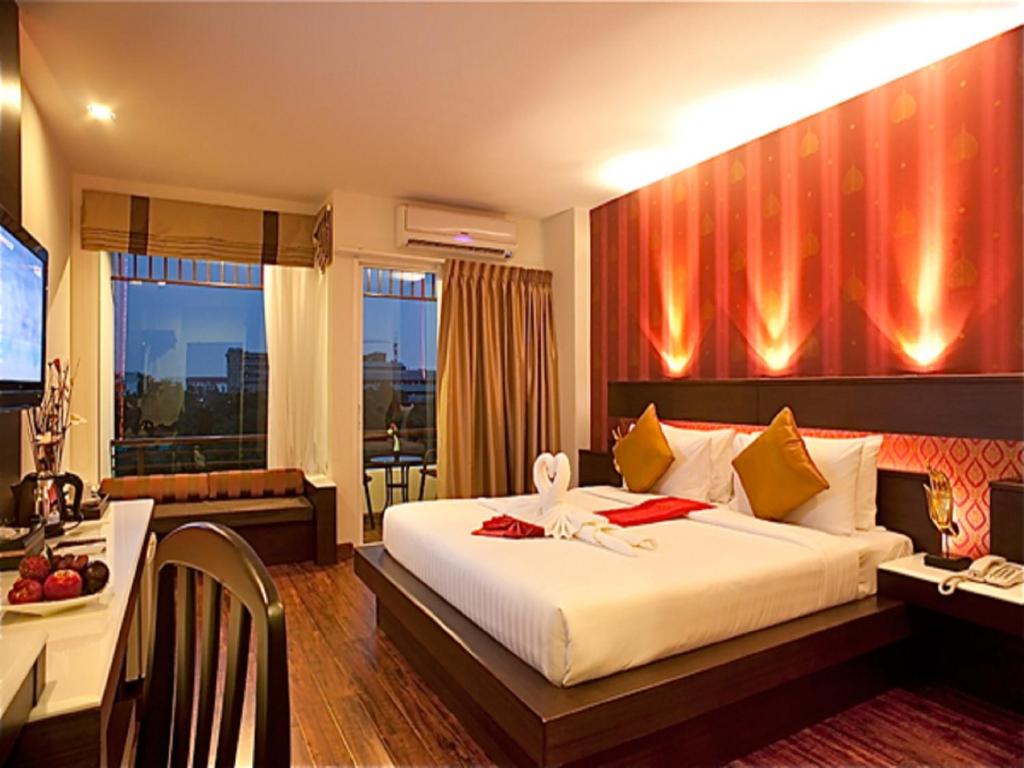 Postel nebo postele na pokoji v ubytování Suvarnabhumi Suite Hotel