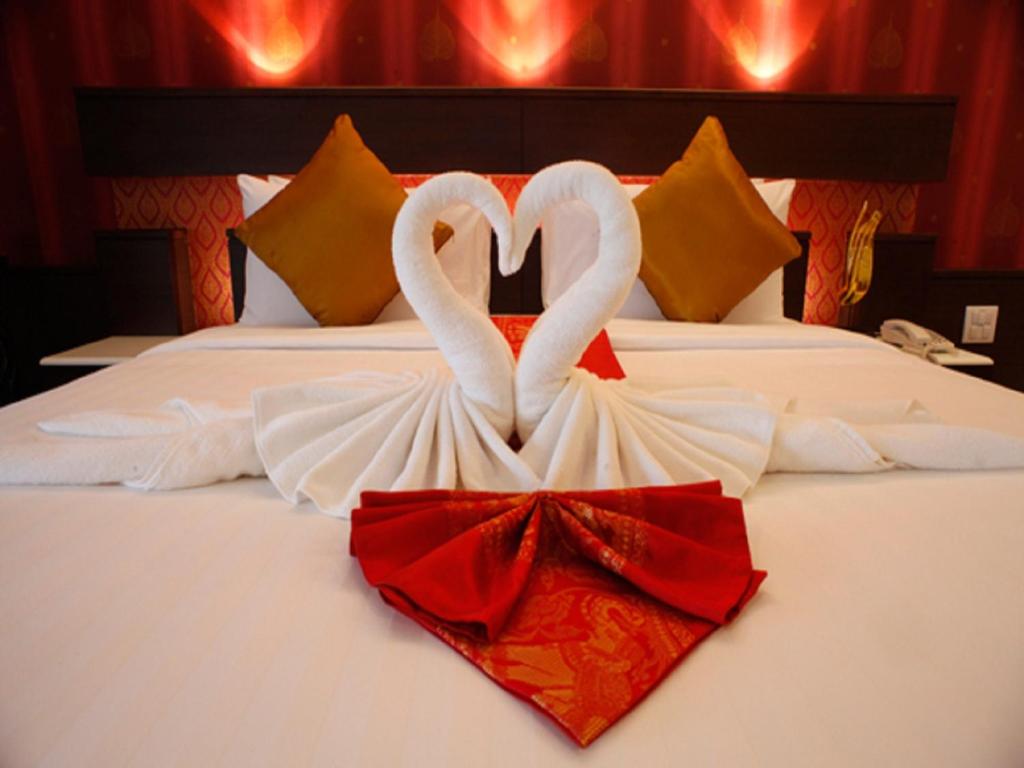 Postel nebo postele na pokoji v ubytování Suvarnabhumi Suite Hotel