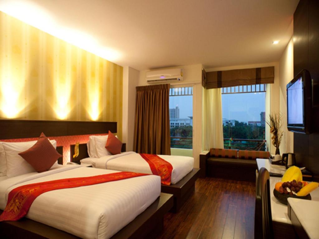 Postel nebo postele na pokoji v ubytování Suvarnabhumi Suite Hotel