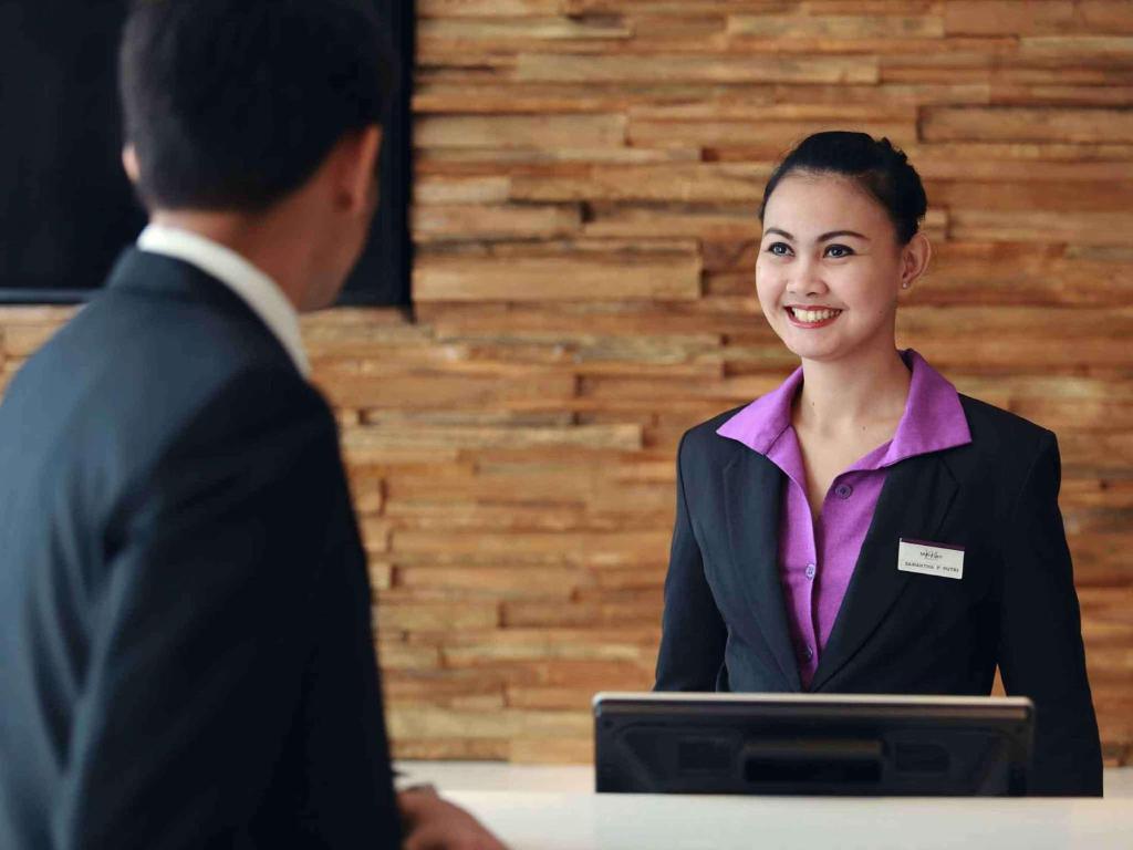 Členové personálu v ubytování Mercure Jakarta Simatupang