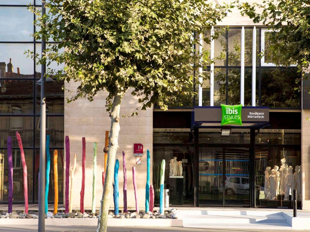 una tienda con tablas de surf frente a un edificio en ibis Styles Bordeaux Centre Mériadeck en Burdeos