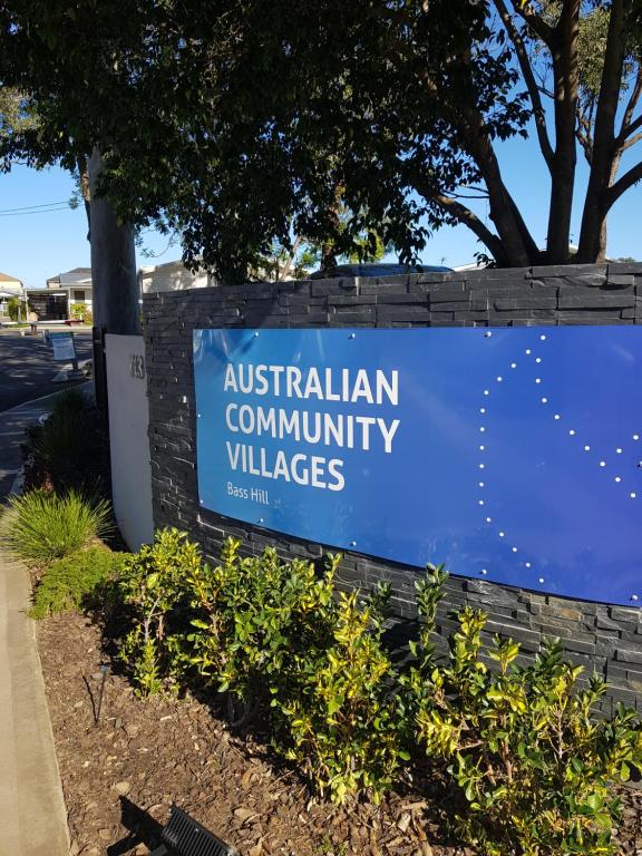 een teken voor een Australisch dorp bij Australian Community Villages in Bankstown