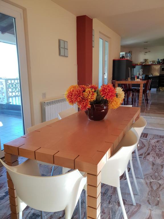 A kitchen or kitchenette at Villa Mara