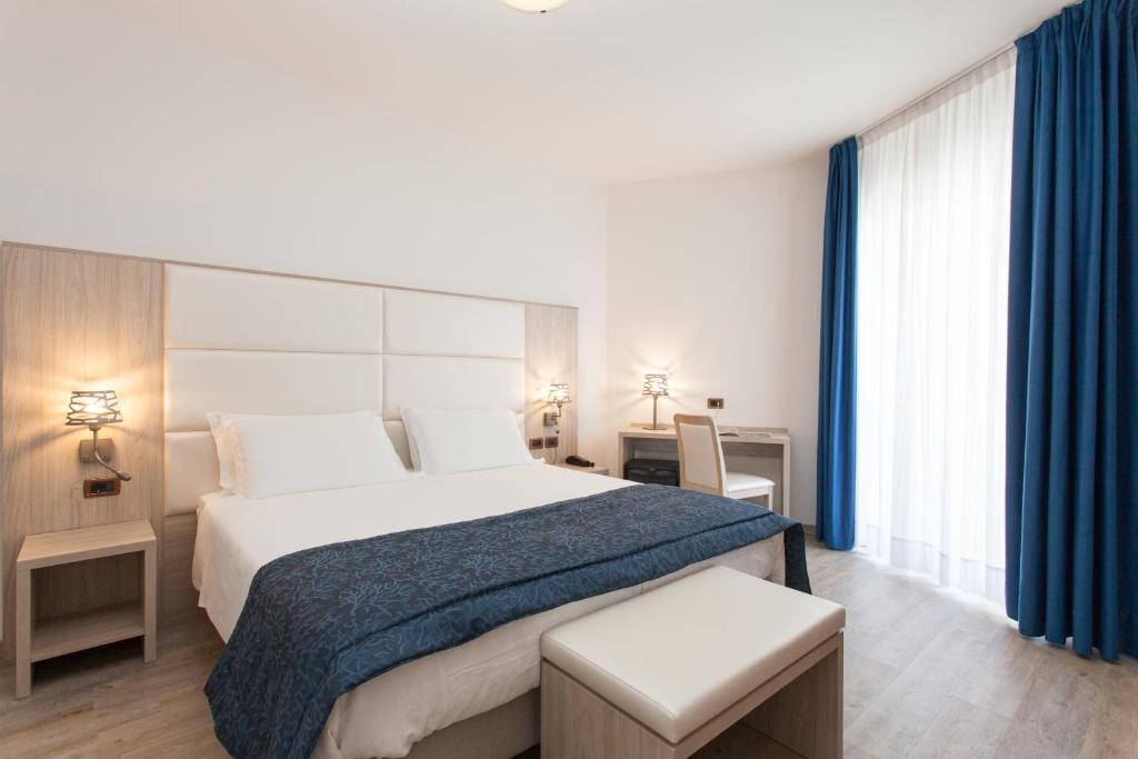 Łóżko lub łóżka w pokoju w obiekcie Regent's Hotel