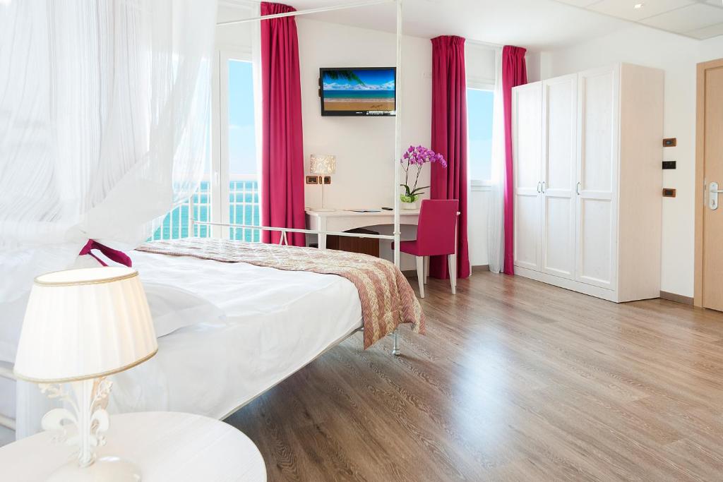 Łóżko lub łóżka w pokoju w obiekcie Regent's Hotel