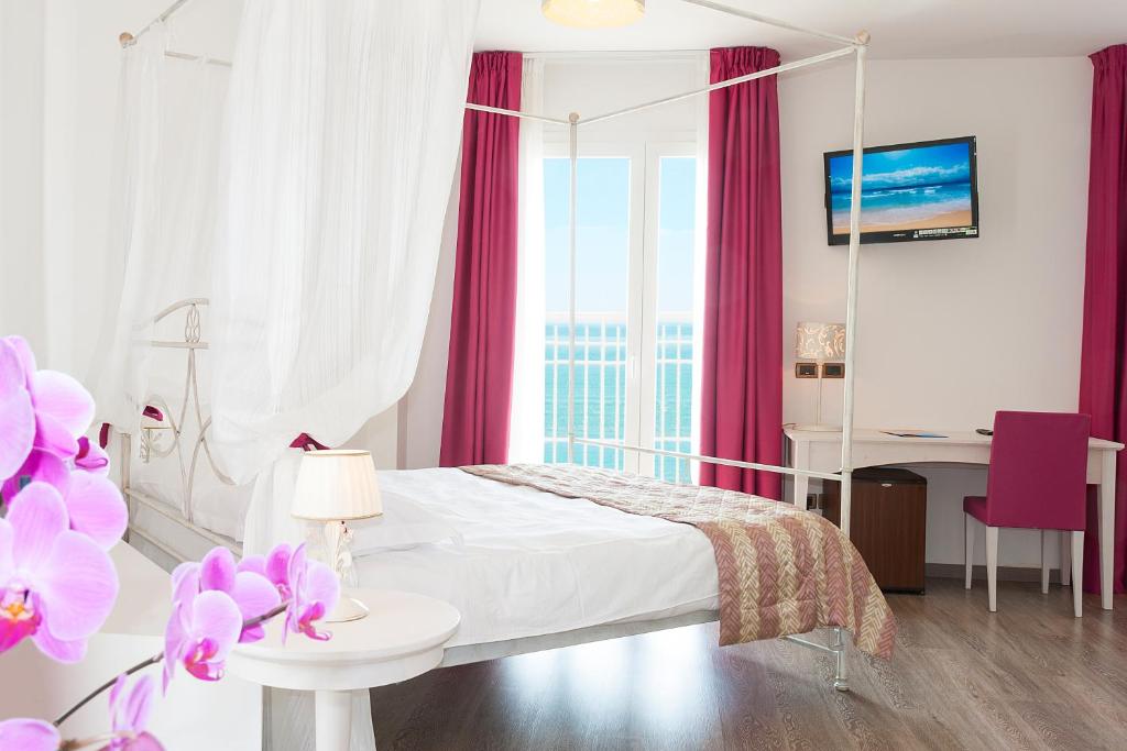 Łóżko lub łóżka w pokoju w obiekcie Regent's Hotel