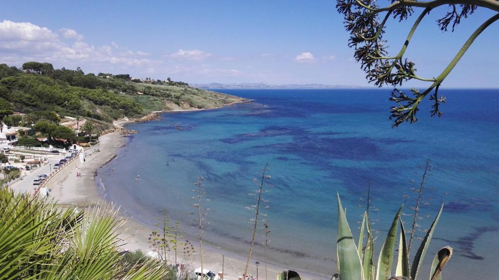 シャッカにあるVilletta Nausicaのビーチと海の景色を望めます。