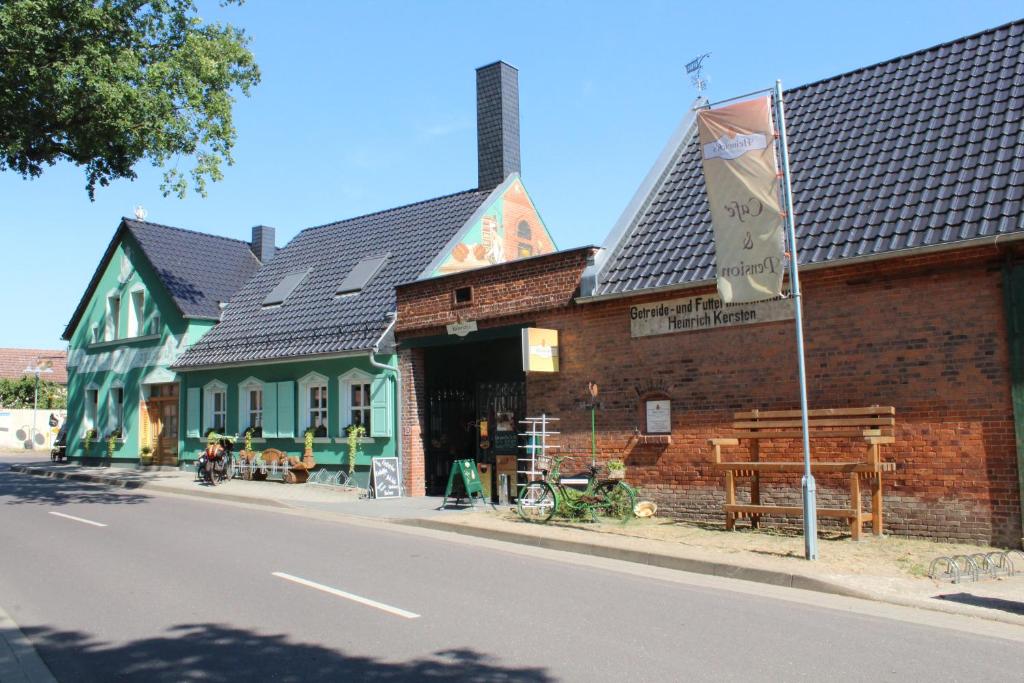 un edificio de ladrillo al lado de una calle en Heinrich's Pension & Ferienwohnungen en Walternienburg