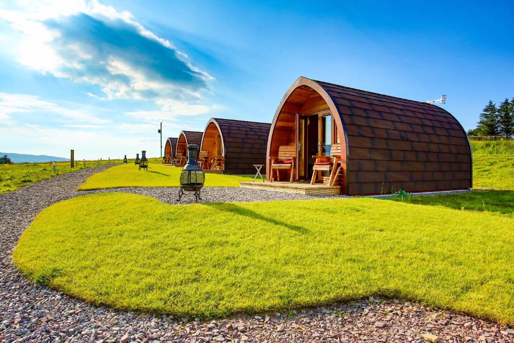 ein kleines Gebäude auf einem Grasfeld in der Unterkunft Skeabost View Pods Skye in Portree