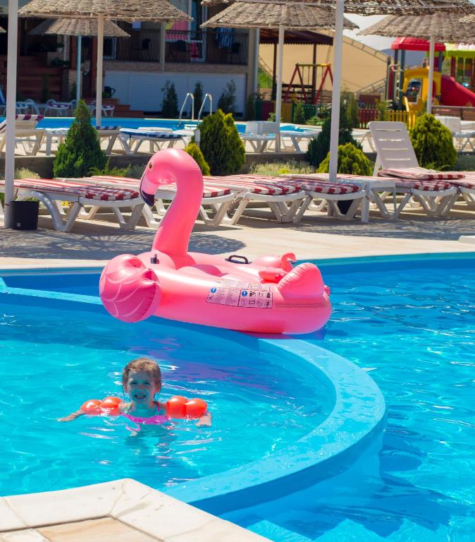 Bazén v ubytování Kovcheg Hotel nebo v jeho okolí