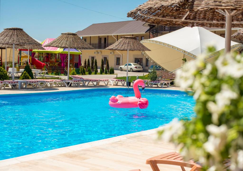 Bazén v ubytování Kovcheg Hotel nebo v jeho okolí