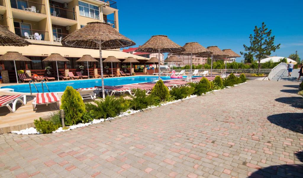 Bazén v ubytování Kovcheg Hotel nebo v jeho okolí