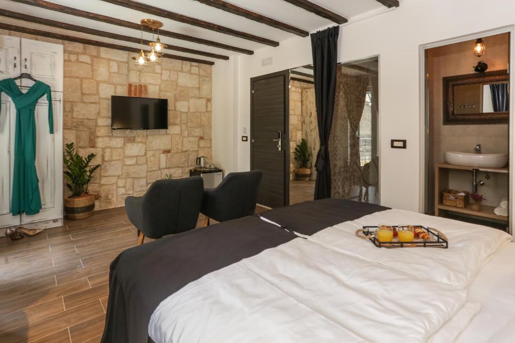 Televízia a/alebo spoločenská miestnosť v ubytovaní Luxury Rooms Dino