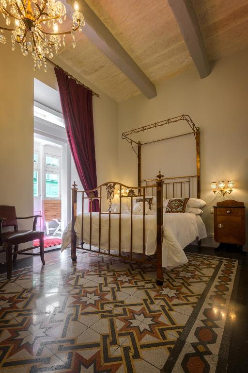 Postel nebo postele na pokoji v ubytování Sally Port Suites