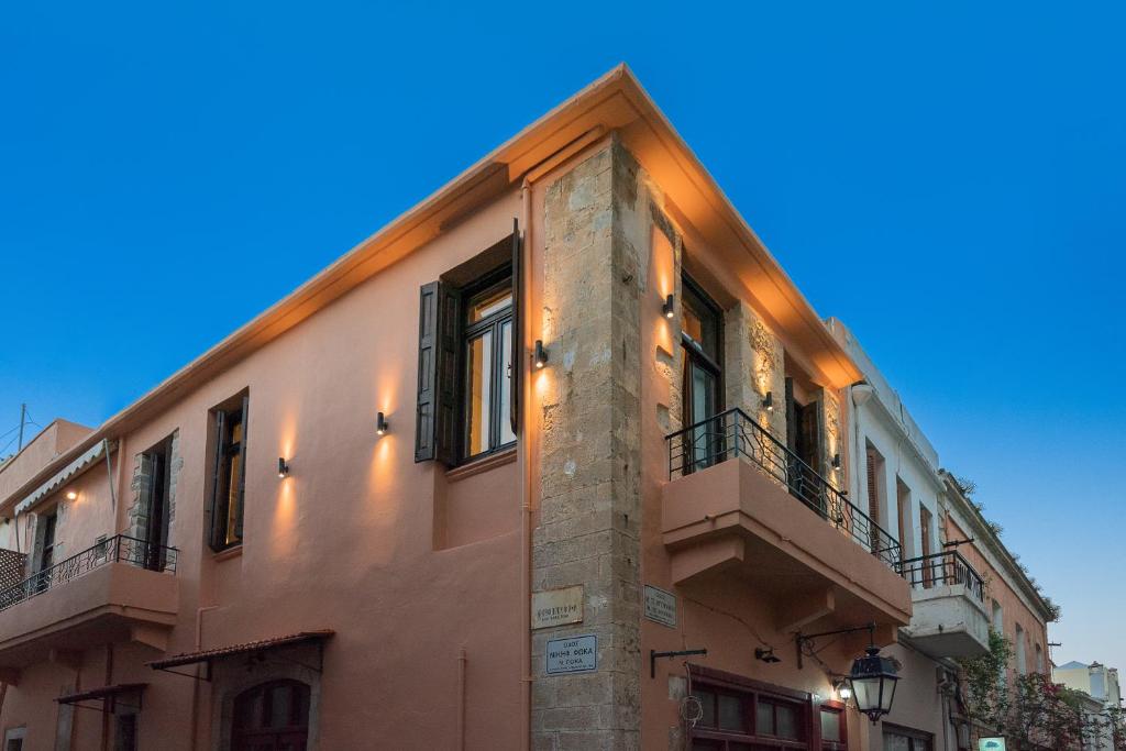a building with two balconies on the side of it at Casa Di Silvia in Rethymno Town