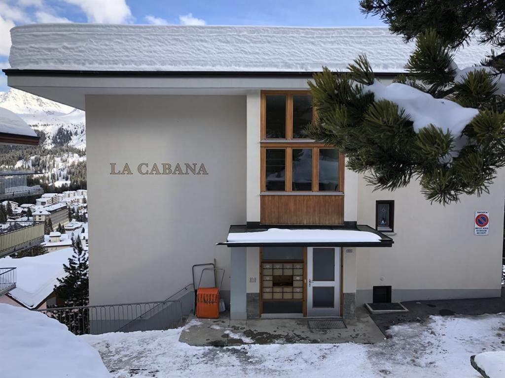 a white building with a sign that reads la canaria at La Cabana 5 Arosa in Arosa
