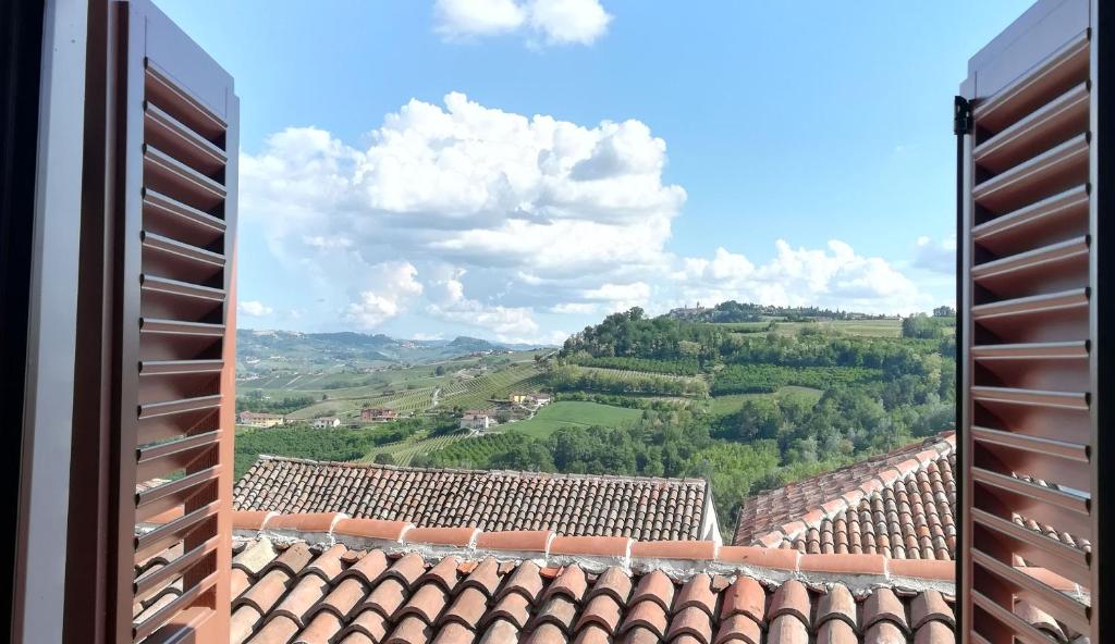 vista dal tetto di un edificio di Raviola e Tajarin a Verduno