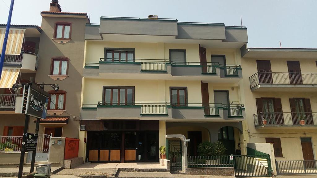 un gran edificio con balcones en un lateral en Dolci Sogni, en Mugnano del Cardinale