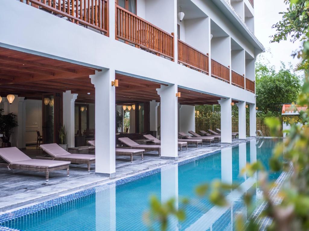 - Vistas a la piscina del hotel en Vinh Hung Old Town Hotel, en Hoi An
