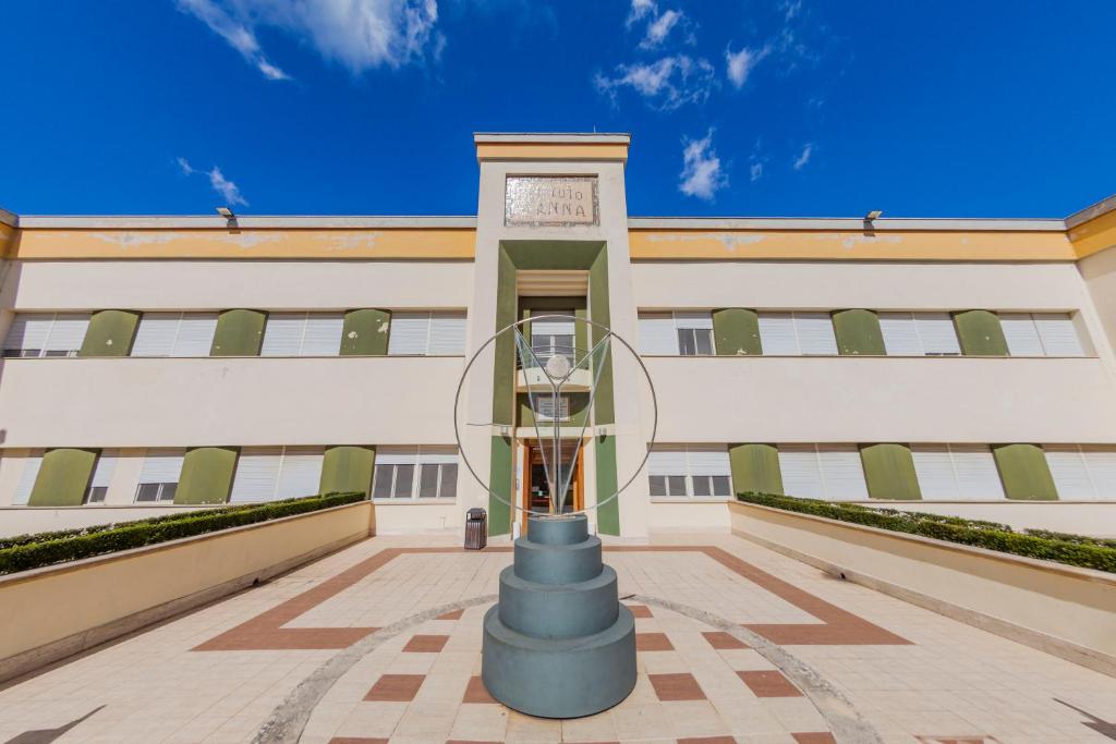 un edificio con una luce davanti di Casa per Ferie Sant'Anna a Matera