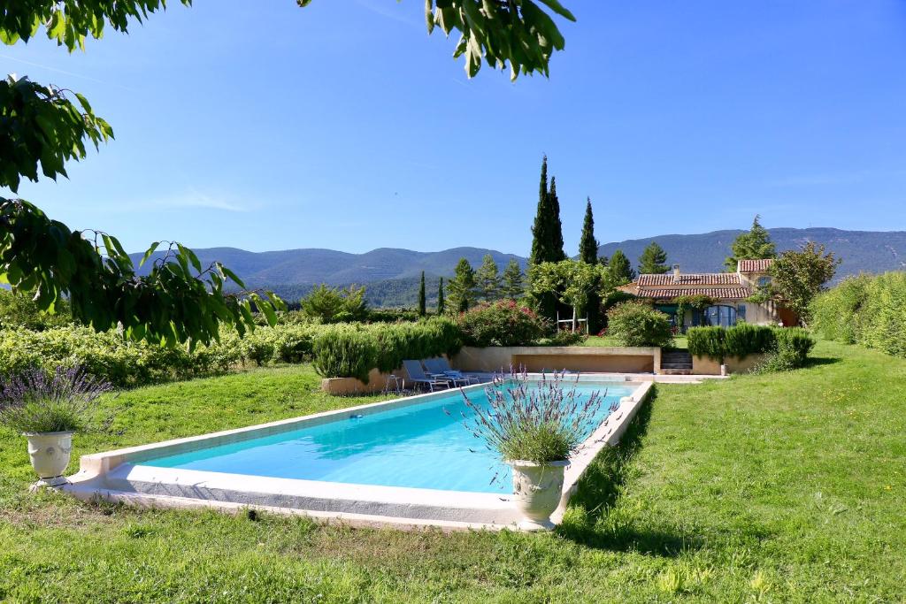 una piscina en el patio de una casa en La Bastide des Vasses "Le Loft" en Cucuron