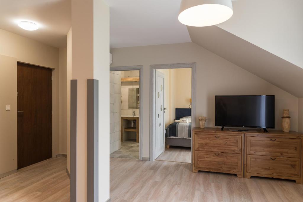 Televízia a/alebo spoločenská miestnosť v ubytovaní Apartamenty Koba
