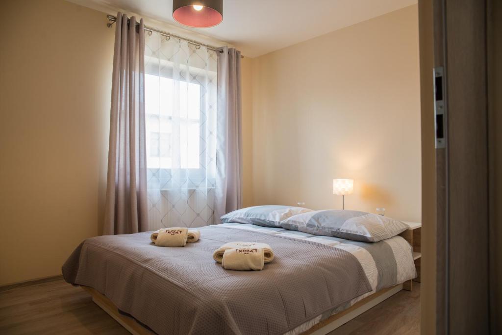 Posteľ alebo postele v izbe v ubytovaní Apartamenty Koba