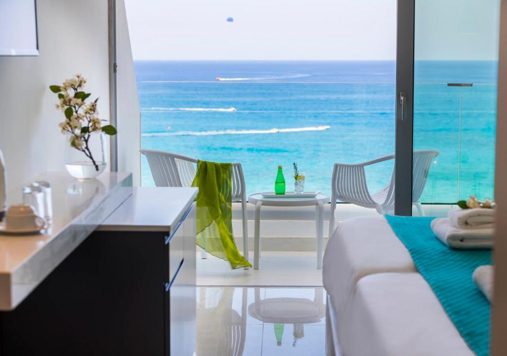 kuchnia i salon z widokiem na ocean w obiekcie Silver Sands Beach Hotel w mieście Protaras