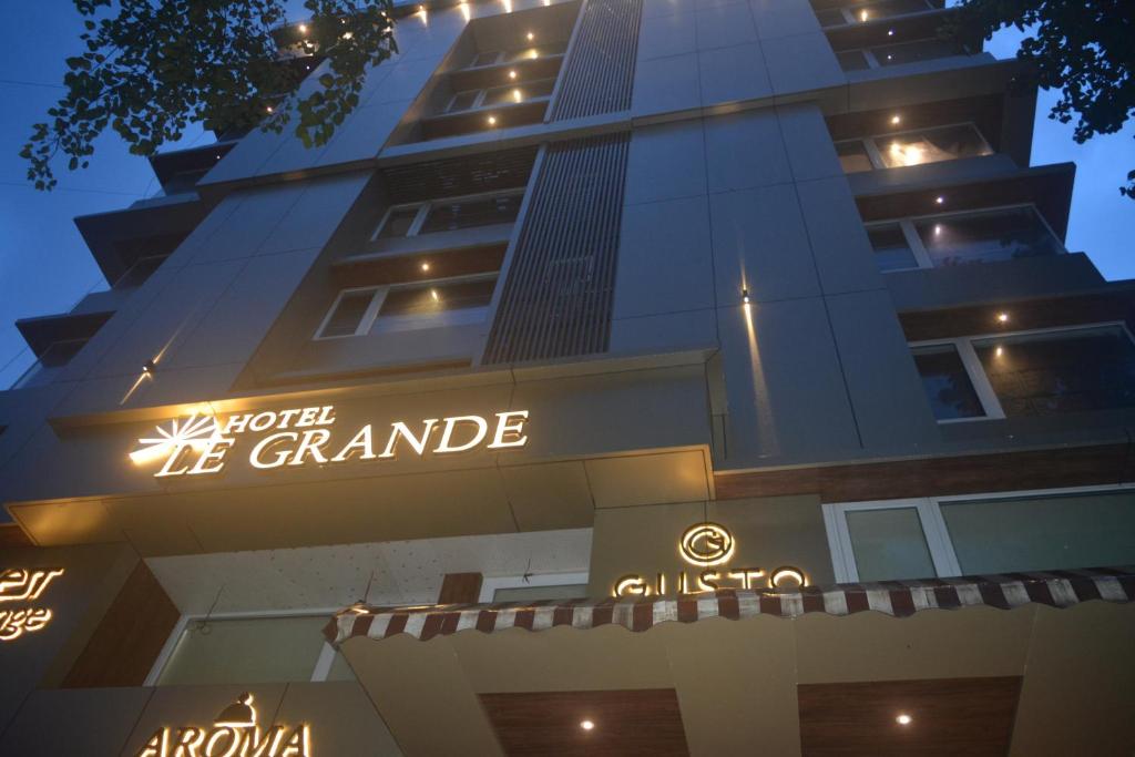 Hotel Le Grande - Mumbai International Airport في مومباي: مبنى طويل مع علامة تقرأ graddad