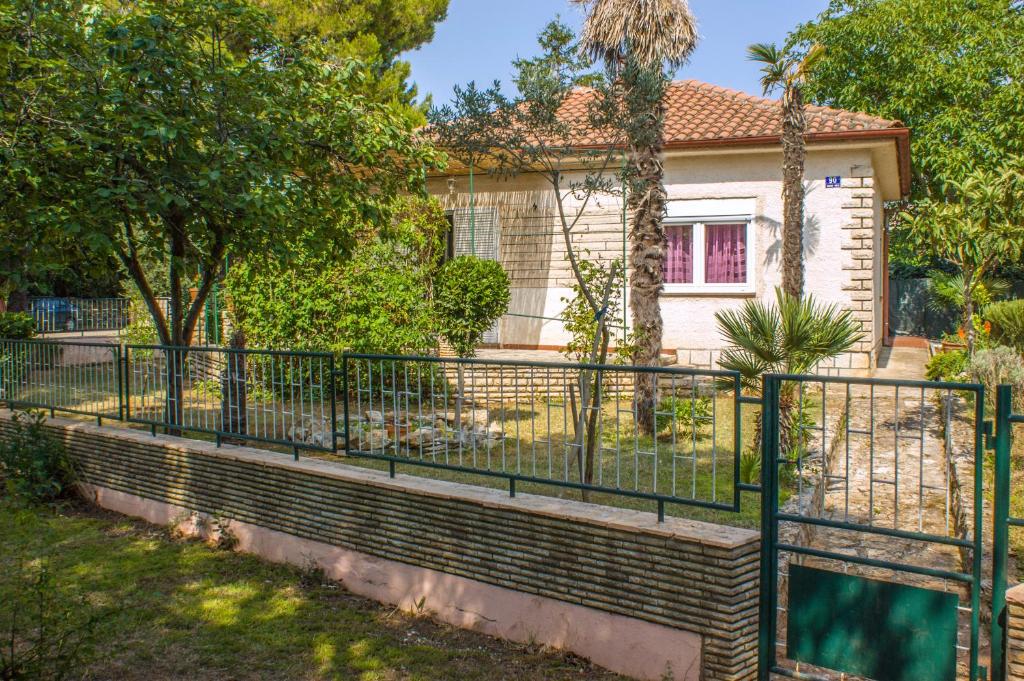 ogrodzenie przed domem w obiekcie Holiday home I.D.A. w mieście Banjole
