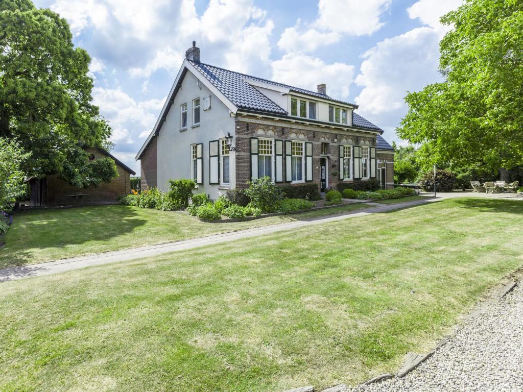 uma grande casa branca com um grande quintal em Holiday home in the central location em Terneuzen