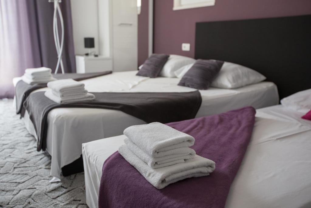 Postel nebo postele na pokoji v ubytování Luxury Apartment with Private Heated Pool