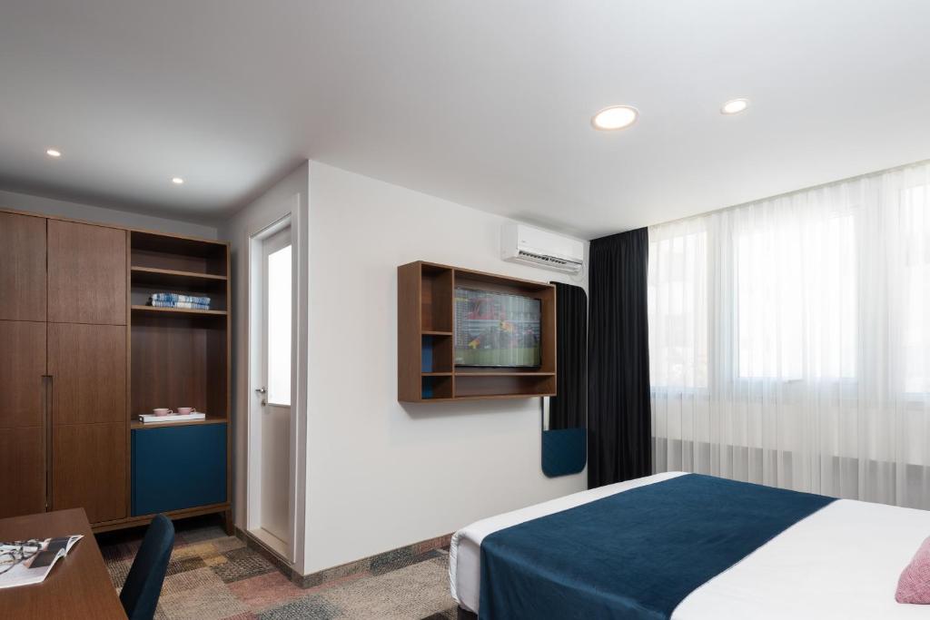 Postel nebo postele na pokoji v ubytování Embassy Hotel Tel Aviv