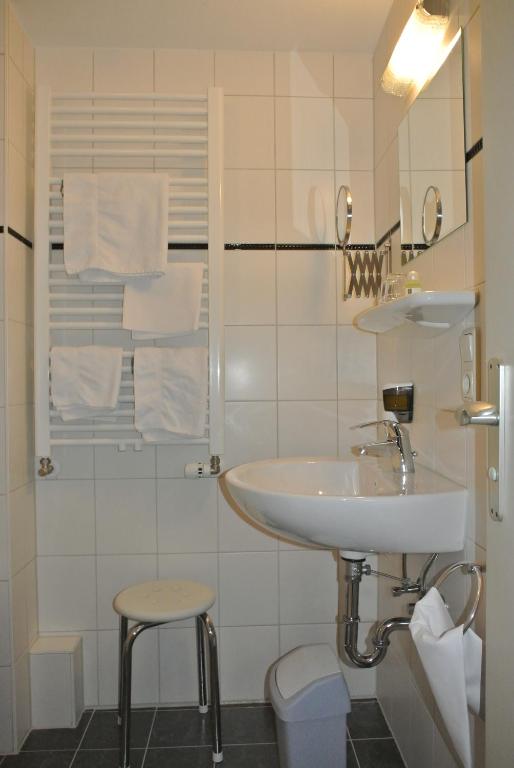 Koupelna v ubytování Hotel Garni Post
